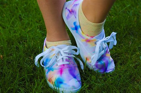 how long to tie dye shoes.